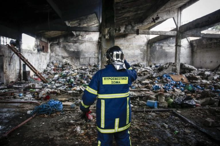 Ένας νεκρός από πυρκαγιά σε εργοστάσιο στη Μάνδρα Αττικής